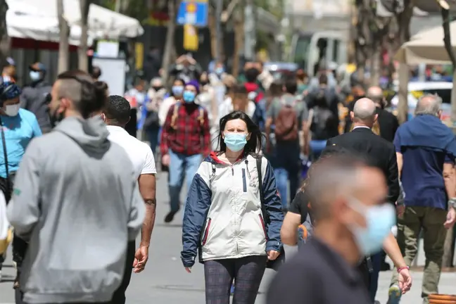 gente con mascarillas