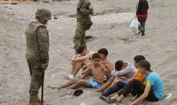 Un grupo de menores inmigrantes, tras pasar a nado a Ceuta el pasado verano