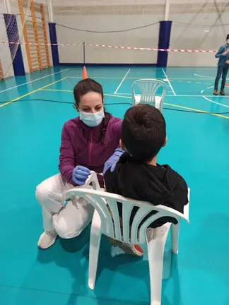 Un ni&ntilde;o recibe su vacuna en el pabell&oacute;n Andr&eacute;s Mateo de Algeciras