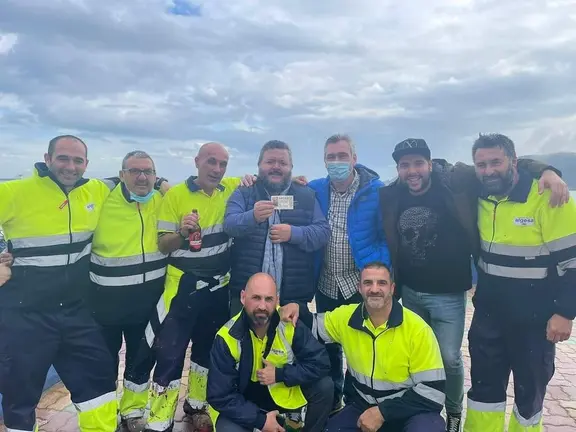 trabajadores de algesa con el d&eacute;cimo premiado