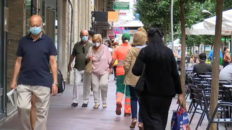 gente pasea con mascarilla