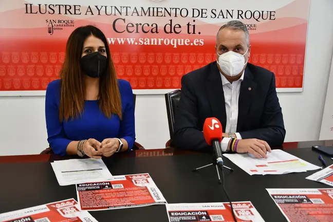 Ruiz Boix y Jim&eacute;nez, anunciando la resolucion de las becas en Educacion
