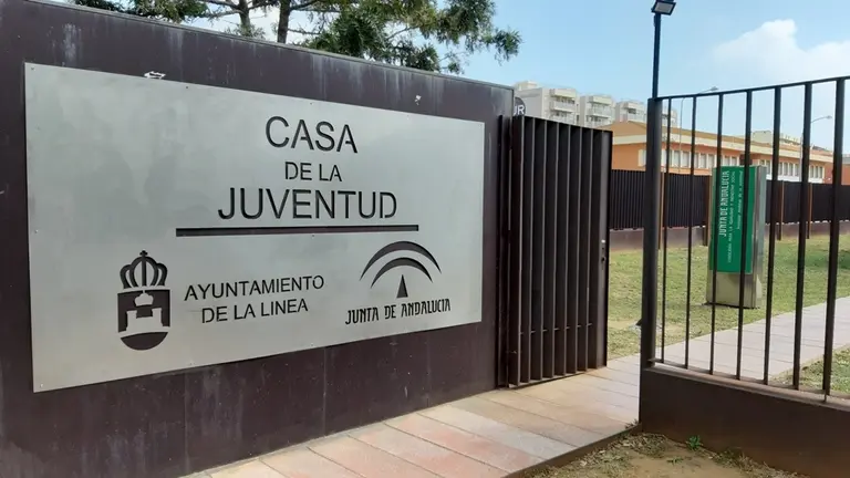 Entrada de la Casa de la Juventud en La L&iacute;nea