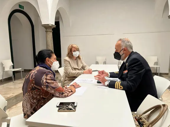 La concejal Pilar Pintor, la directora del museo y el comandante naval, reunidos