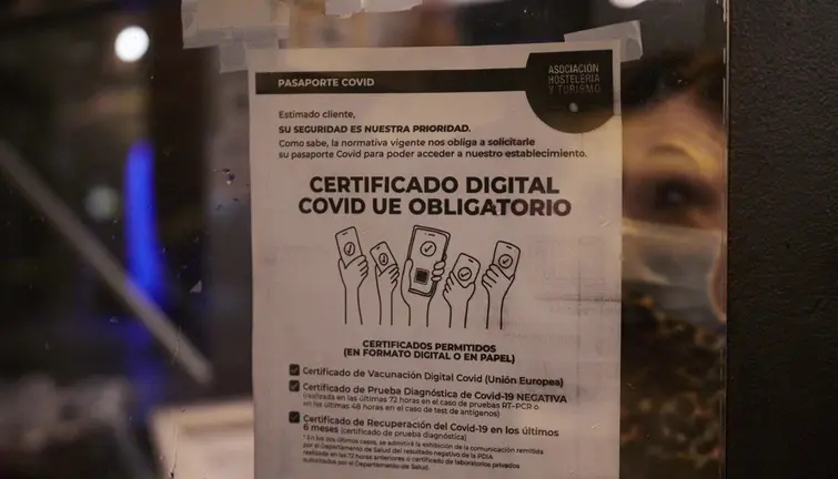 Requerimiento de pasaporte COVID en un comercio