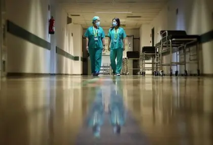 sanitarios en el pasillo de un hospital