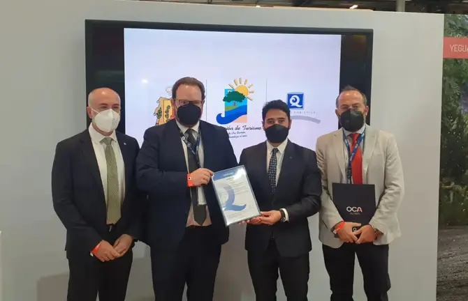El concejal barre&ntilde;o de Turismo, recogiendo en Fitur la Q de calidad