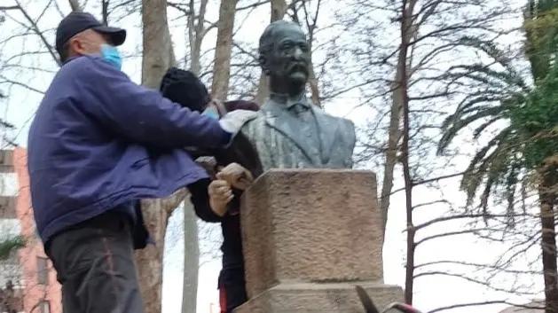 Retirada del busto de Ventura Mor&oacute;n