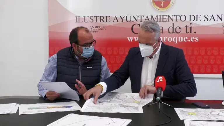 Ruiz Boix y &Oacute;scar Ledesma con el proyecto en la Colonia