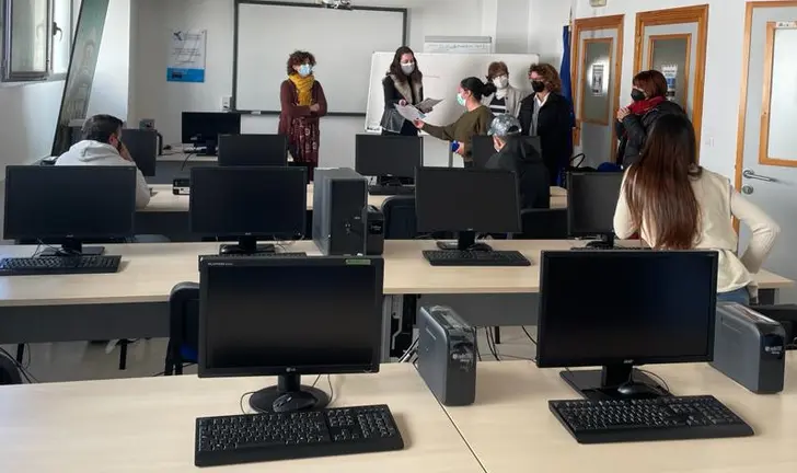 Conesa, entregando los diplomas a los alumnos