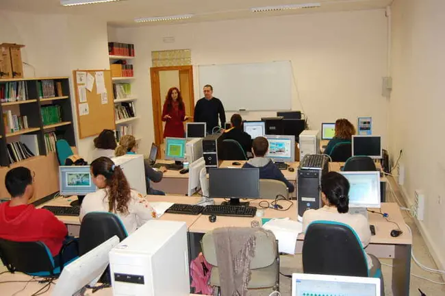 Un curso impartido en el edificio 'maestro Quico' de Los Barrios. ARCHIVO.