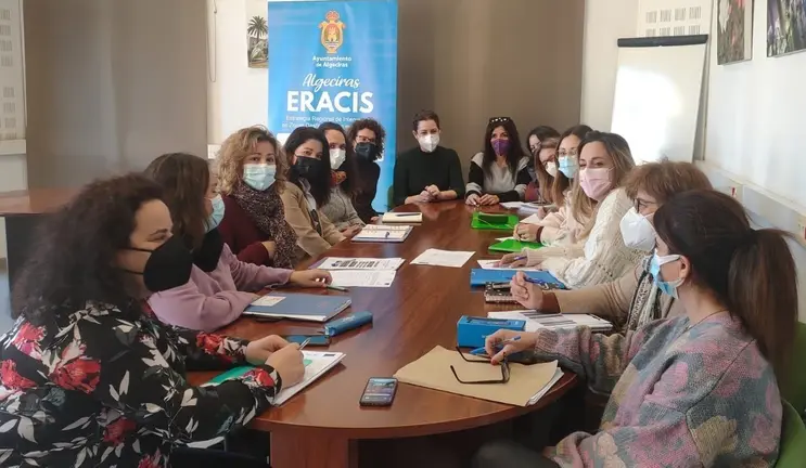 Responsables municipales y de los colectivos sociales, durante la reuni&oacute;n de coordinaci&oacute;n
