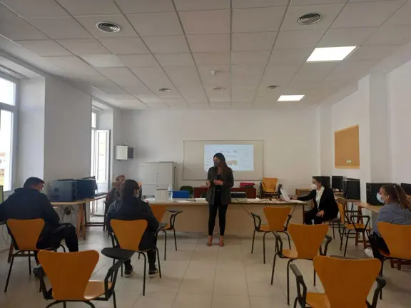 La Delegada de Empleo, Bel&eacute;n Jim&eacute;nez, en uno de los talleres