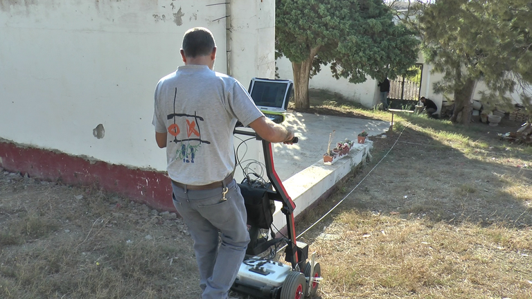 Un operario con el georradar