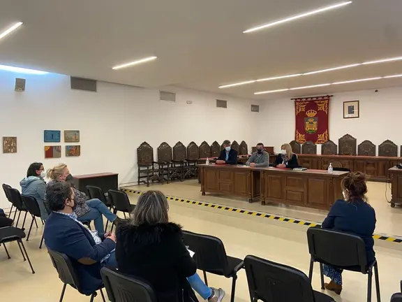 La reuni&oacute;n se realiz&oacute; en el Sal&oacute;n de Plenos linense