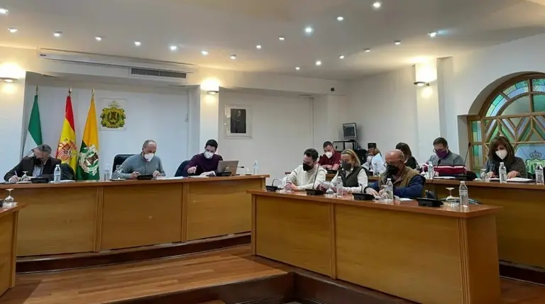 El alcalde y la bancada de la oposici&oacute;n en el pleno de Los Barrios