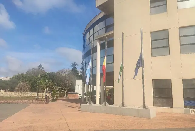 Las banderas del ayuntamiento linense, a media asta