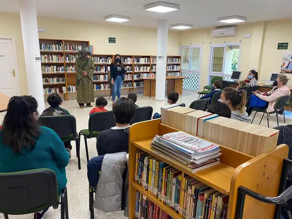 Cuentacuentos de carnaval en la biblioteca de Guadiaro
