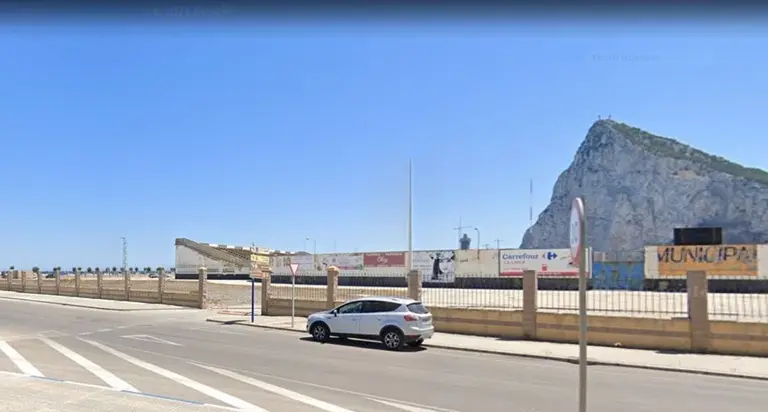 Zona exterior junto al Municipal de La L&iacute;nea