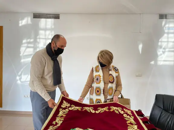 El alcalde barre&ntilde;o, recogiendo el pend&oacute;n oficial