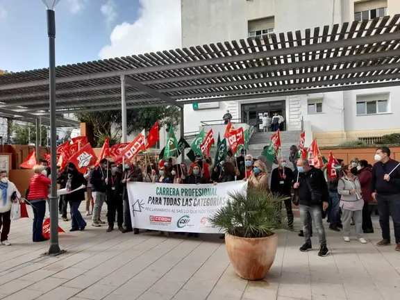 concentraci&oacute;n a las puertas del centro de salud centro