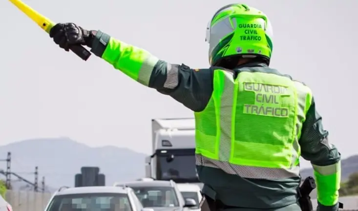 Un agente de la Guardia Civil regulando el tr&aacute;fico
GUARDIA CIVIL
  (Foto de ARCHIVO)
2/6/2021