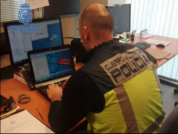 Un agente de la Polic&iacute;a Nacional investiga en un ordenador