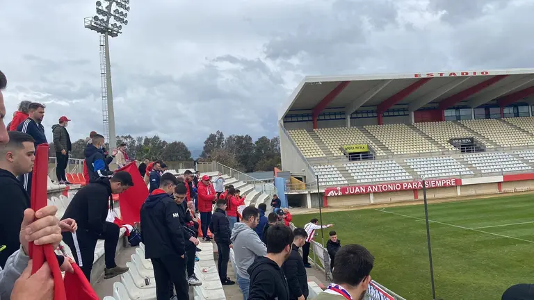 Aficionados albirrojos en el entrenamiento del Algeciras CF