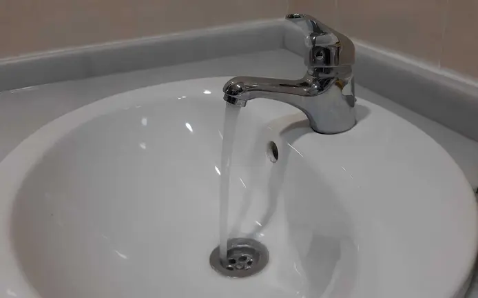 Un grifo con agua