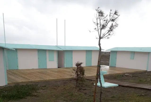 Pasarela y m&oacute;dulos de servicio de la playa de Levante