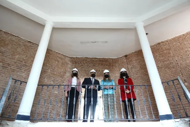 Del Pozo, visitando las obras del futuro centro dedicado a Paco de Luc&iacute;a