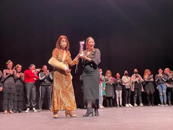 Entrega de un premio del concurso de baile