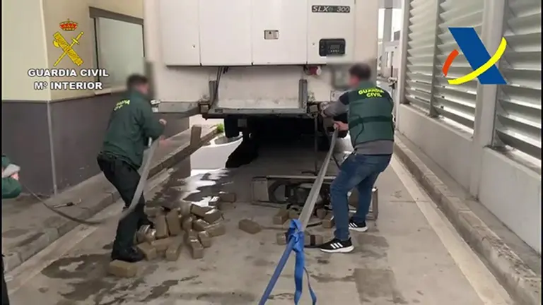 Agentes extrayendo la droga del doble fondo de un cami&oacute;n