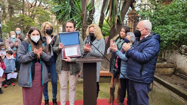 Momento de la entrega de la placa a la familia de Pablo Guti&eacute;rrez