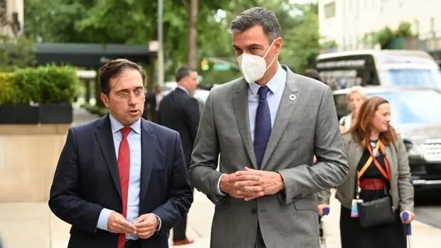 NUEVA YORK, 22/09/2021.-El presidente del Gobierno, Pedro S&aacute;nchez, acompa&ntilde;ado del ministro de Asuntos Exteriores Jos&eacute; manuel Albares, se encuentra hoy mi&eacute;rcoles en Nueva York para asistir a la 76&ordf; Asamblea General de las Naciones Unidas. S&aacute;nchez lleg&oacute; en la tarde del martes a Nueva York, dos d&iacute;as despu&eacute;s de lo previsto inicialmente ya que retras&oacute; su desplazamiento para seguir en La Palma la evoluci&oacute;n de la erupci&oacute;n volc&aacute;nica que est&aacute; sufriendo esta isla canaria.- EFE/ Pool Moncloa / Borja Puig de la Bellacasa/SOLO USO EDITORIAL / SOLO USO DISPONIBLE PARA ILUSTRAR LA NOTICIA QUE ACOMPA&Ntilde;A/ (CR&Eacute;DITO OBLIGATORIO).