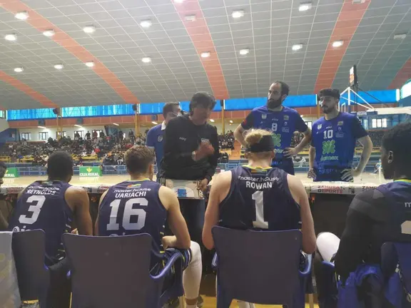 Javier Malla, en una charla con el equipo