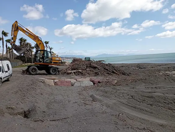 Efectos del temporal de levante en las playas de San Roque