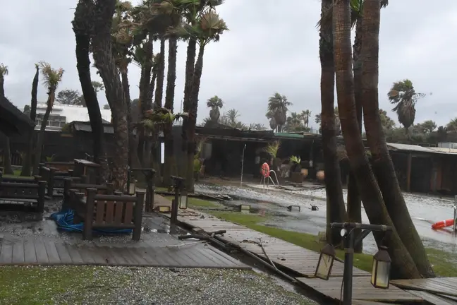 Temporal de levante en las playas de San Roque