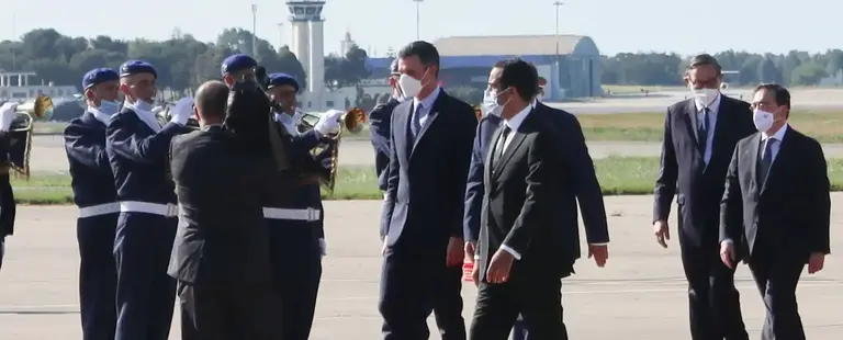 S&aacute;nchez y Albares, recibidos en Marruecos al bajar del avi&oacute;n (1)