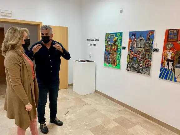 Pilar Pintor, con Vega en la exposici&oacute;n
