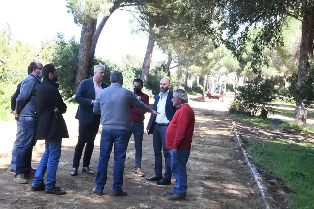 Visita de autoridades municipales a las obras en el Pinar del Rey