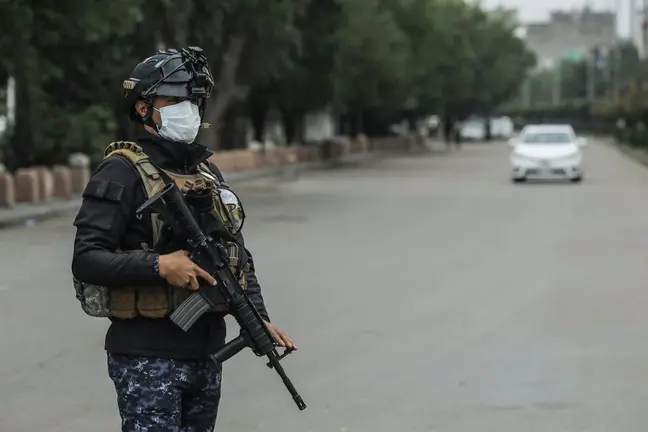 un militar armado