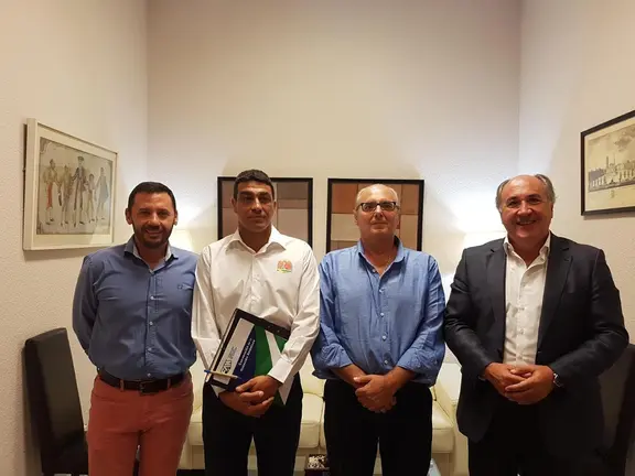 Foto del alcalde y Javier Rodr&iacute;guez Ros con Julio Quevedo, y Manuel &Aacute;ngel Calero.
