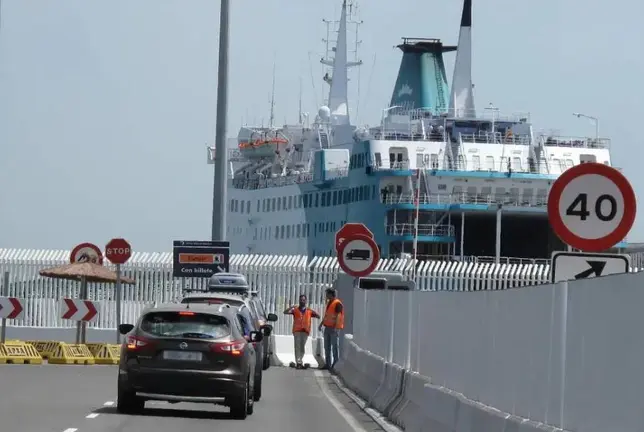Vehiculos embarcando en el puerto