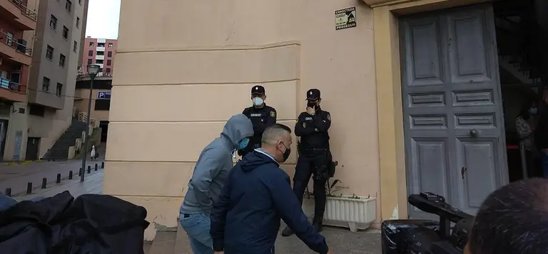 Isco Tej&oacute;n entrando en la Audiencia  durante una vista judicial