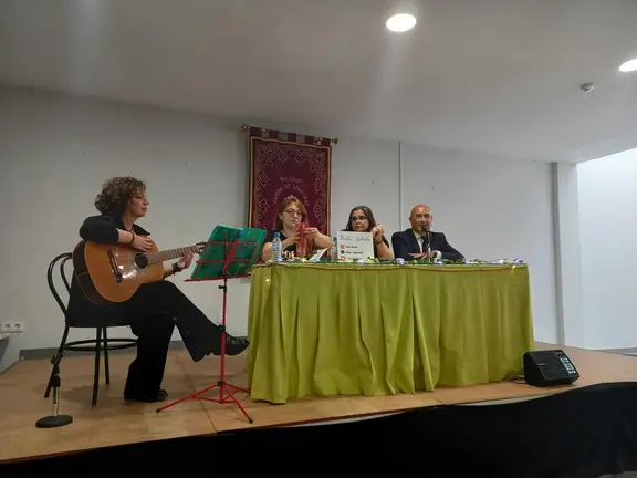 Bel&eacute;n Lobelia presenta su libro &lsquo;Mujer&rsquo;