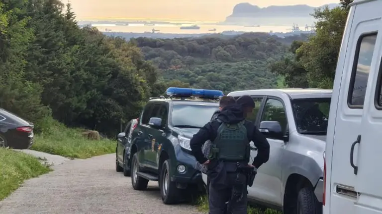 Un agente de la Guardia Civil, durante una operaci&oacute;n antidroga en Algeciras