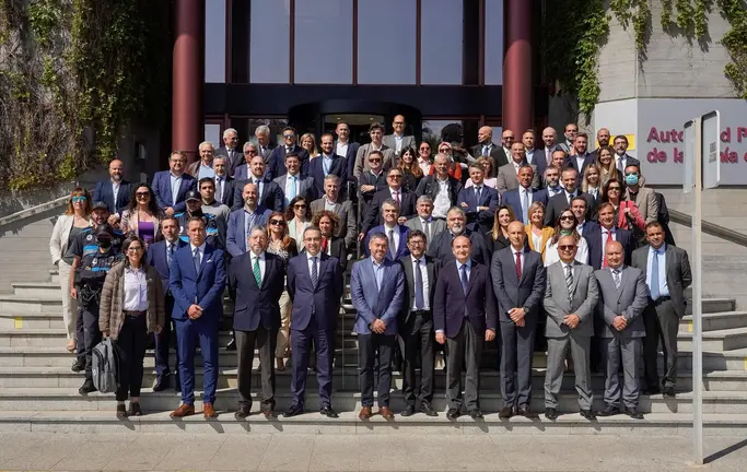Asistentes al seminario internacional, frente a la sede de la Autoridad Portuaria en Algeciras - APBA