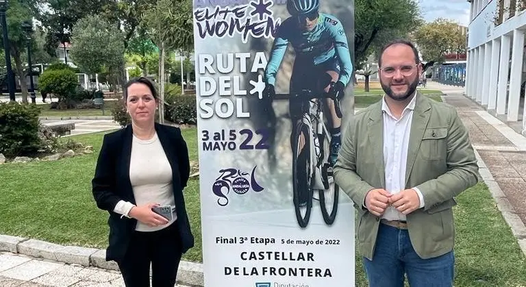 El alcalde con el cartel de &Eacute;lite Women
