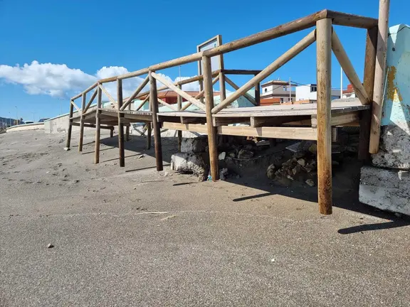 Da&ntilde;os del temporal en la pasarela de la playa del Tonelero